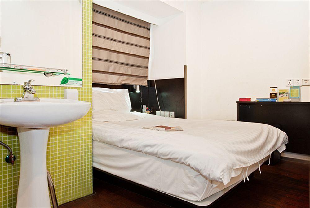 Fx At Nanjing East Road Hotel 3*